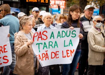 „O să ajungem toți cu mâna întinsă”. Manifestanții care au protestat azi alături de membrii organizației „START” și deputații partidului „ȘOR” și PCRM au cerut demisia „PAS” și „ANRE” | VIDEO