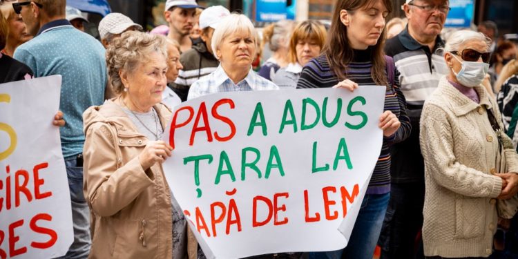 „O să ajungem toți cu mâna întinsă”. Manifestanții care au protestat azi alături de membrii organizației „START” și deputații partidului „ȘOR” și PCRM au cerut demisia „PAS” și „ANRE” | VIDEO