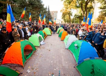 Manifestanții au instalat corturi în fața Parlamentului: „Vom sta aici până vom obține demisia guvernării PAS”