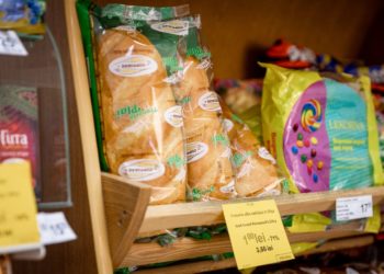 Forfotă în magazinele sociale „Merișor”, din Chișinău. Oamenii stau la coadă ca să cumpere pâine cu doar un leu