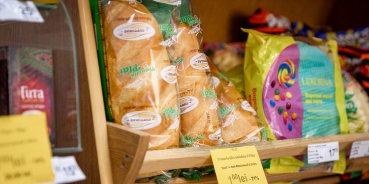 Forfotă în magazinele sociale „Merișor”, din Chișinău. Oamenii stau la coadă ca să cumpere pâine cu doar un leu