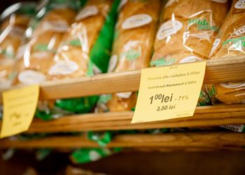 Forfotă în magazinele sociale „Merișor”, din Chișinău. Oamenii stau la coadă ca să cumpere pâine cu doar un leu