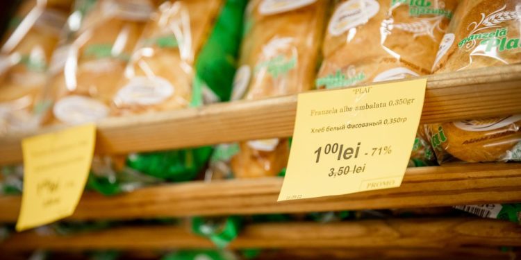 Forfotă în magazinele sociale „Merișor”, din Chișinău. Oamenii stau la coadă ca să cumpere pâine cu doar un leu