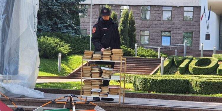 Шестой день антиправительственных протестов в «Городке Перемены» перед Парламентом, где была установлена и мобильная библиотека