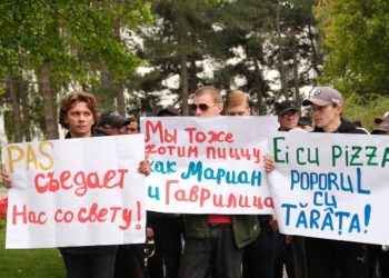 „Pizza — „Vremurile bune” — fără gaz, lemne și cărbune”. Manifestanții care protestează în centrul capitalei , indignați de gestul Nataliei Gavrilița care a refuzat să vină în fața protestatarilor | VIDEO