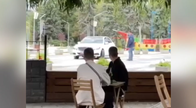 В Кишиневе автомобиль проехал по фонтану в парке «Ла Извор»