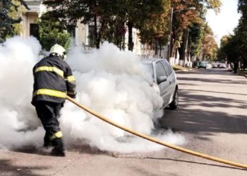 Un automobil a luat foc în apropierea Parlamentului. Pompierii, la fața locului