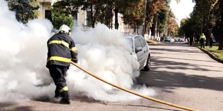 Un automobil a luat foc în apropierea Parlamentului. Pompierii, la fața locului