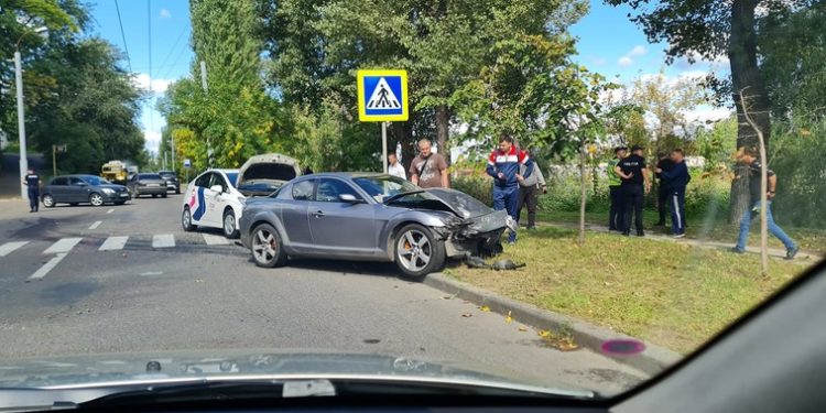 Accident cu implicarea unui taxi în capitală. O persoană a avut nevoie de îngrijiri medicale