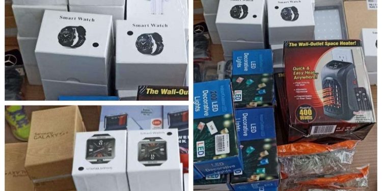 Zeci de telefoane și ceasuri inteligente, ridicate de oamenii legii la postul vamal Palanca
