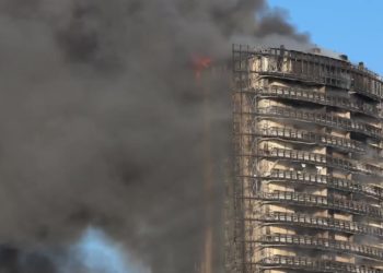 Incendiu devastator în China. Un zgârie-nori de peste 200 de metri înălțime a ars în totalitate | VIDEO