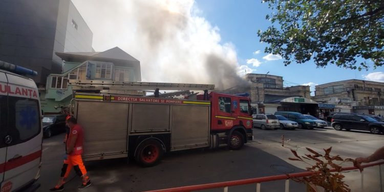 O țigară nestinsă sau un scurtcircuit? Primele versiuni ale pompierilor, privind incendiul de la Piața Centrală din Chișinău | VIDEO