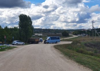 Căușeni: Un microbuz de pe linia Chișinău-Taraclia, cu 10 pasageri la bord, s-a tamponat cu un tractor | VIDEO