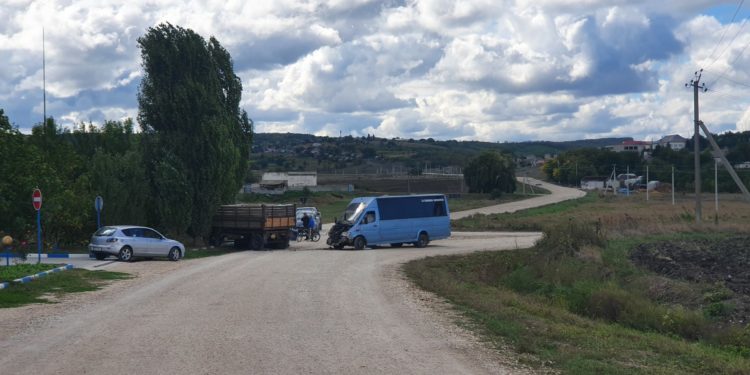 Căușeni: Un microbuz de pe linia Chișinău-Taraclia, cu 10 pasageri la bord, s-a tamponat cu un tractor | VIDEO