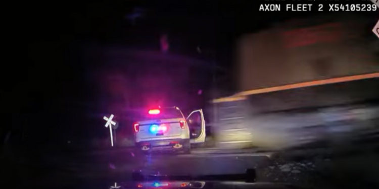 Autospecială uitată de polițiști pe calea ferată, lovită în plin de tren. O tânără de 20 de ani se afla pe bancheta din spate