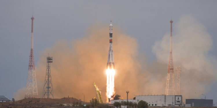 O rachetă Soiuz cu un american şi doi ruşi la bord a decolat către ISS