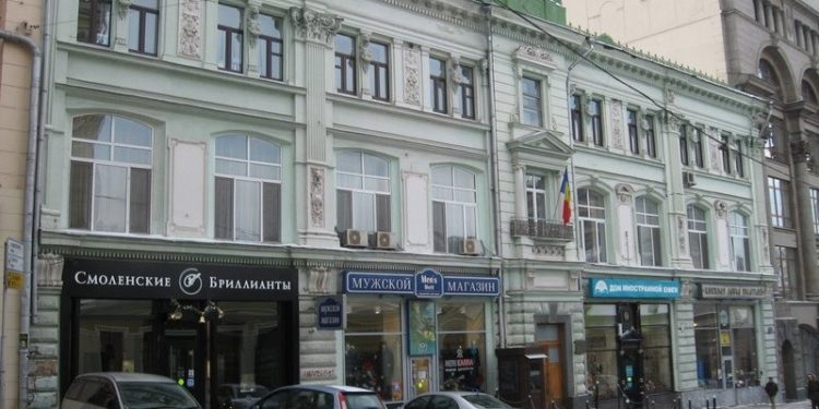 Посольство Молдовы в Москве продлило часы работы в выходные дни. С чем это связано?