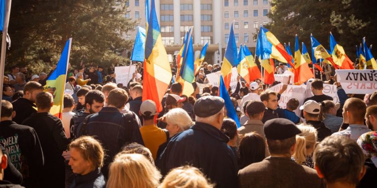 Proteste non-stop în fața Președinției! Organizatorii mitingului de astăzi anunță că oamenii vor protesta pașnic până când guvernarea își va da demisia!
