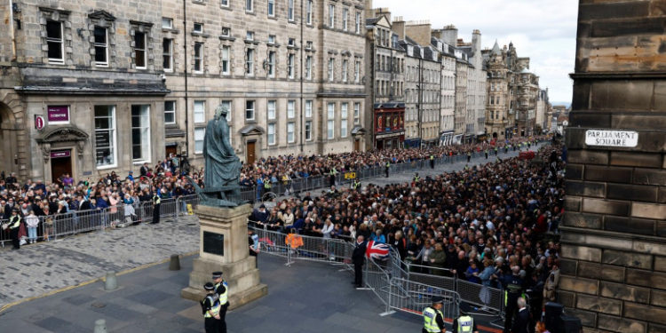 Pelerinaj la catafalcul Reginei Elisabeta a II-a, mii de oameni așteaptă patru ore pentru un ultim omagiu. Sicriul va fi dus la Londra