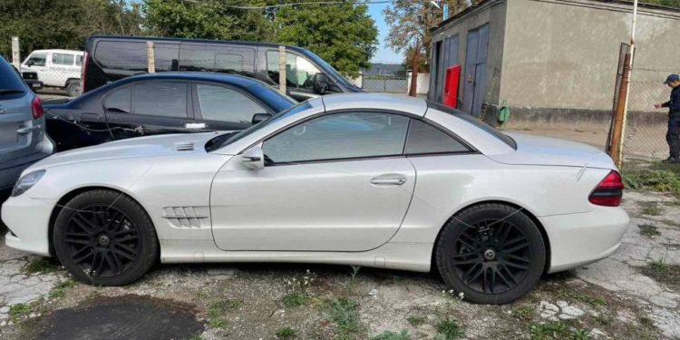 Un autoturism cu seria caroseriei modificată ilegal, indisponibilizat la frontieră