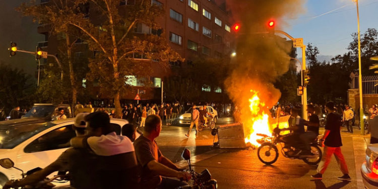 Protestele se intensifică în Iran. Guvernul a blocat accesul la Instagram de frica escaladării tensiunilor