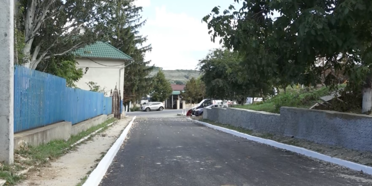„Tare mult am așteptat o așa frumusețe”. Cu aportul echipei lui Ilan Șor, unul dintre cele mai importante drumuri din satul Morozeni, raionul Orhei a fost renovat | VIDEO