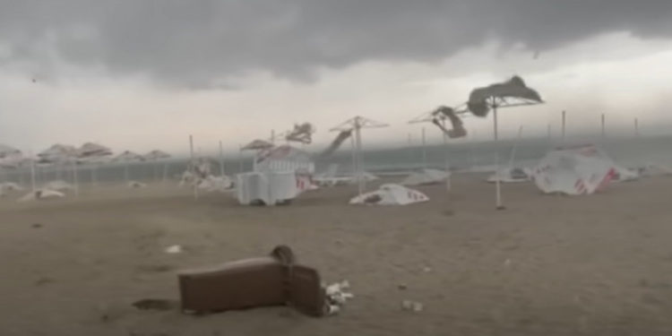 Stațiunea Pomorie de lângă Burgas, devastată de o furtună puternică. Rafalele de 100 km/oră au doborât copaci și au dus în larg iahturi