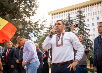 Organizatorii protestului de la Președinție denunță prezența provocatorilor în mulțime! Dinu Țurcanu: Protestul e pașnic, noi nu suntem imbecilii care au venit la putere cu mâinile murdare de sânge