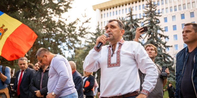 Organizatorii protestului de la Președinție denunță prezența provocatorilor în mulțime! Dinu Țurcanu: Protestul e pașnic, noi nu suntem imbecilii care au venit la putere cu mâinile murdare de sânge