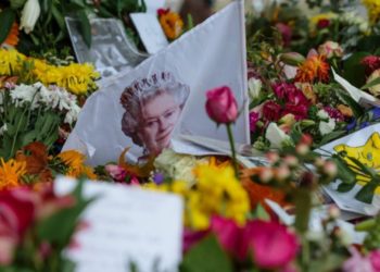 Criză de flori în Marea Britanie, după moartea Elisabetei a II-a: Turcia trimite în Regatul Unit 13 tone de plante | VIDEO