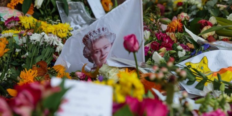 Criză de flori în Marea Britanie, după moartea Elisabetei a II-a: Turcia trimite în Regatul Unit 13 tone de plante | VIDEO