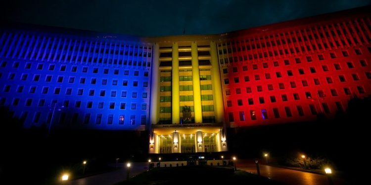 După ce, de Ziua Independenței, clădirea Parlamentului a rămas neiluminată, de Zilei Limbii Române pe edificiu au apărut culorile drapelului de stat | VIDEO