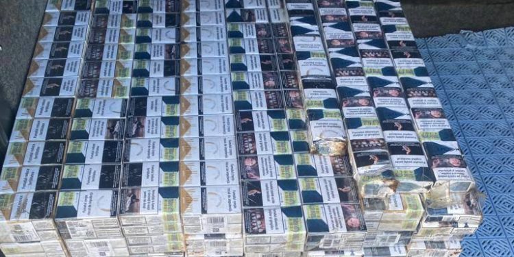1200 pachete de țigări tăinuite în rezervorul unui autocar, depistate la postul vamal Leușeni