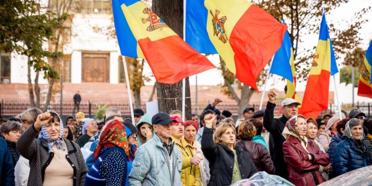 Deputații Partidului „ȘOR” au prezentat în fața Parlamentului proiectele sociale care nu  au fost acceptate pentru dezbateri de către majoritatea PAS. Inițiativele au fost votate de protestatari | VIDEO