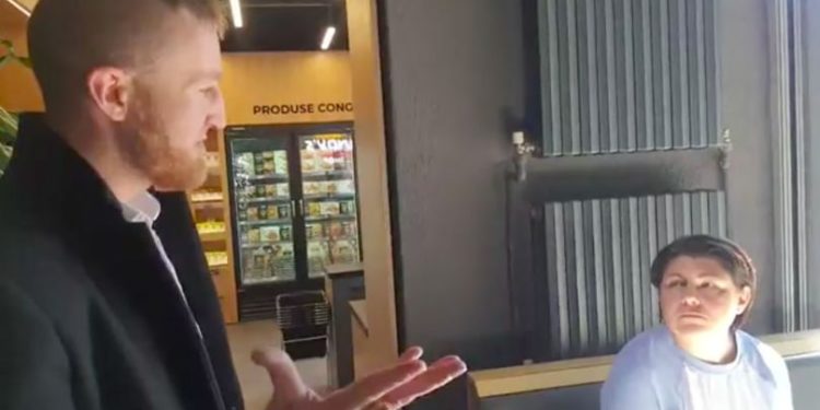 De ce nu ieșiți în fața manifestanților? În timpul protestelor, Natalia Gavrilița și doi deputați PAS au fost surprinși într-un local din apropiere. Reacția oficialilor | VIDEO