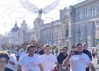 „Jos, Maia Sandu!”. Printre participanții la maratonul de caritate, desfășurat weekendul trecut în centrul capitalei, au fost surprinși alergători îmbrăcați în tricouri cu lozinci antiguvernamentale | VIDEO