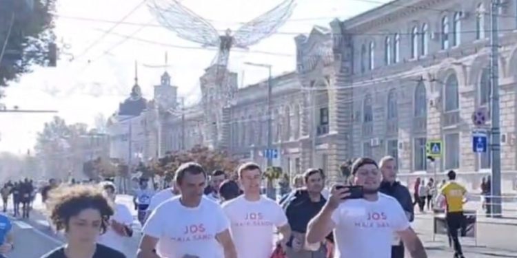 „Jos, Maia Sandu!”. Printre participanții la maratonul de caritate, desfășurat weekendul trecut în centrul capitalei, au fost surprinși alergători îmbrăcați în tricouri cu lozinci antiguvernamentale | VIDEO
