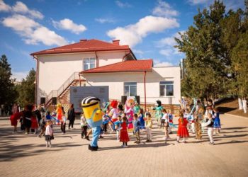 «Am așteptat mult acest lucru, este tot ce trebuie pentru copii». Graţie eforturilor echipei lui Ilan Șor, grădinița nr.1 din Taraclia a fost modernizată integral și dată în exploatare | VIDEO