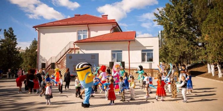 «Am așteptat mult acest lucru, este tot ce trebuie pentru copii». Graţie eforturilor echipei lui Ilan Șor, grădinița nr.1 din Taraclia a fost modernizată integral și dată în exploatare | VIDEO