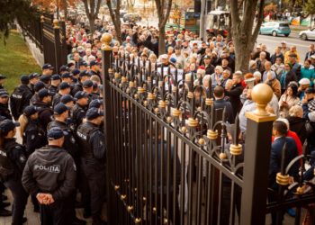 „Ea le-a dat indicații, se teme să iasă la popor”. Protestatarii au încercat să pătrundă în curtea președinției în timpul întrevederii Maiei Sandu cu Comisarul European pentru Buget și Administrație, Johannes Hahn, însă au fost opriți de poliție | VIDEO