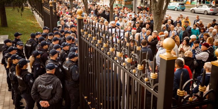 „Ea le-a dat indicații, se teme să iasă la popor”. Protestatarii au încercat să pătrundă în curtea președinției în timpul întrevederii Maiei Sandu cu Comisarul European pentru Buget și Administrație, Johannes Hahn, însă au fost opriți de poliție | VIDEO