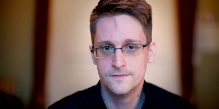 Эдвард Сноуден получил российское гражданство