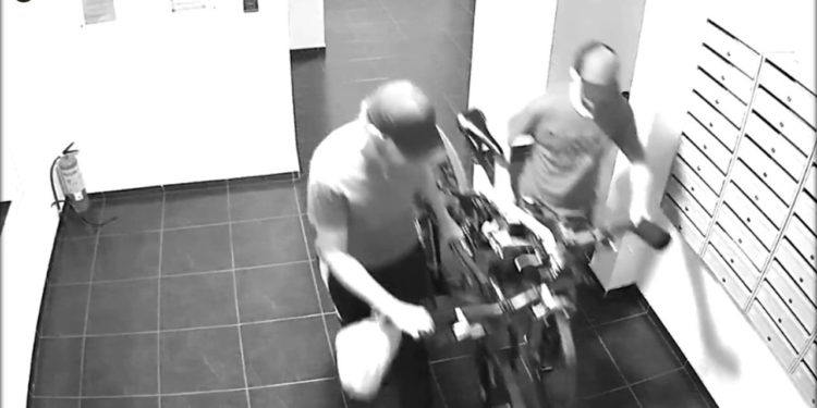 Momentul în care doi indivizi înhață câte o bicicletă și se fac nevăzuți. Ce spune poliția despre fapta lor