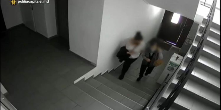 Ar fi amăgit o bătrână că ar fi rude și ar fi luat de la victimă 25.000 de lei. O femeie din Orhei, reținută pentru escrocherie