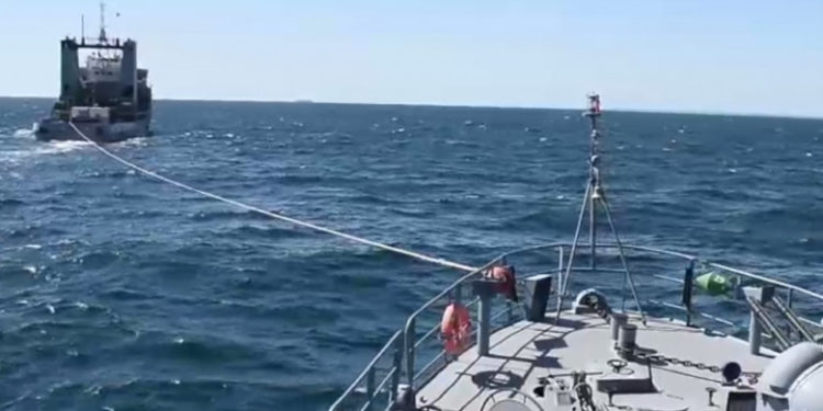 Dragorul maritim avariat după ce a lovit o mină a fost adus în port. Cei 75 de militari de pe navă au stat toată noaptea în larg | VIDEO