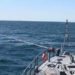 Dragorul maritim avariat după ce a lovit o mină a fost adus în port. Cei 75 de militari de pe navă au stat toată noaptea în larg | VIDEO