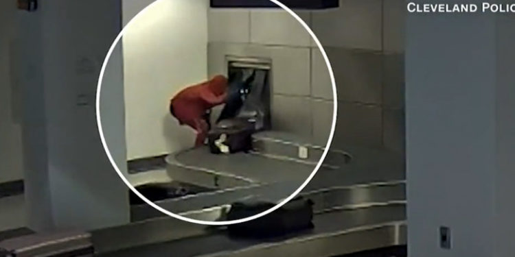 Bărbat filmat în timp ce urcă pe banda rulantă pentru bagaje dintr-un aeroport. A spus că își pierduse pantofii de 1.000 $