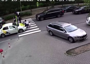 Imagini cu impact emoțional: Momentul când o mamă cu doi copii de mână este accidentată de un taxi, pe trecerea de pietoni | VIDEO