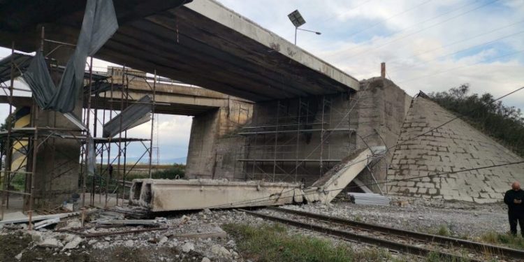 Pasaj căzut peste calea ferată, în județul Brașov. Circulația trenurilor a fost blocată  | VIDEO