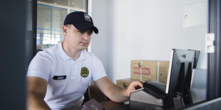 Doi chișinăuieni, depistați cu acte falsificate la trecerea frontierei de stat